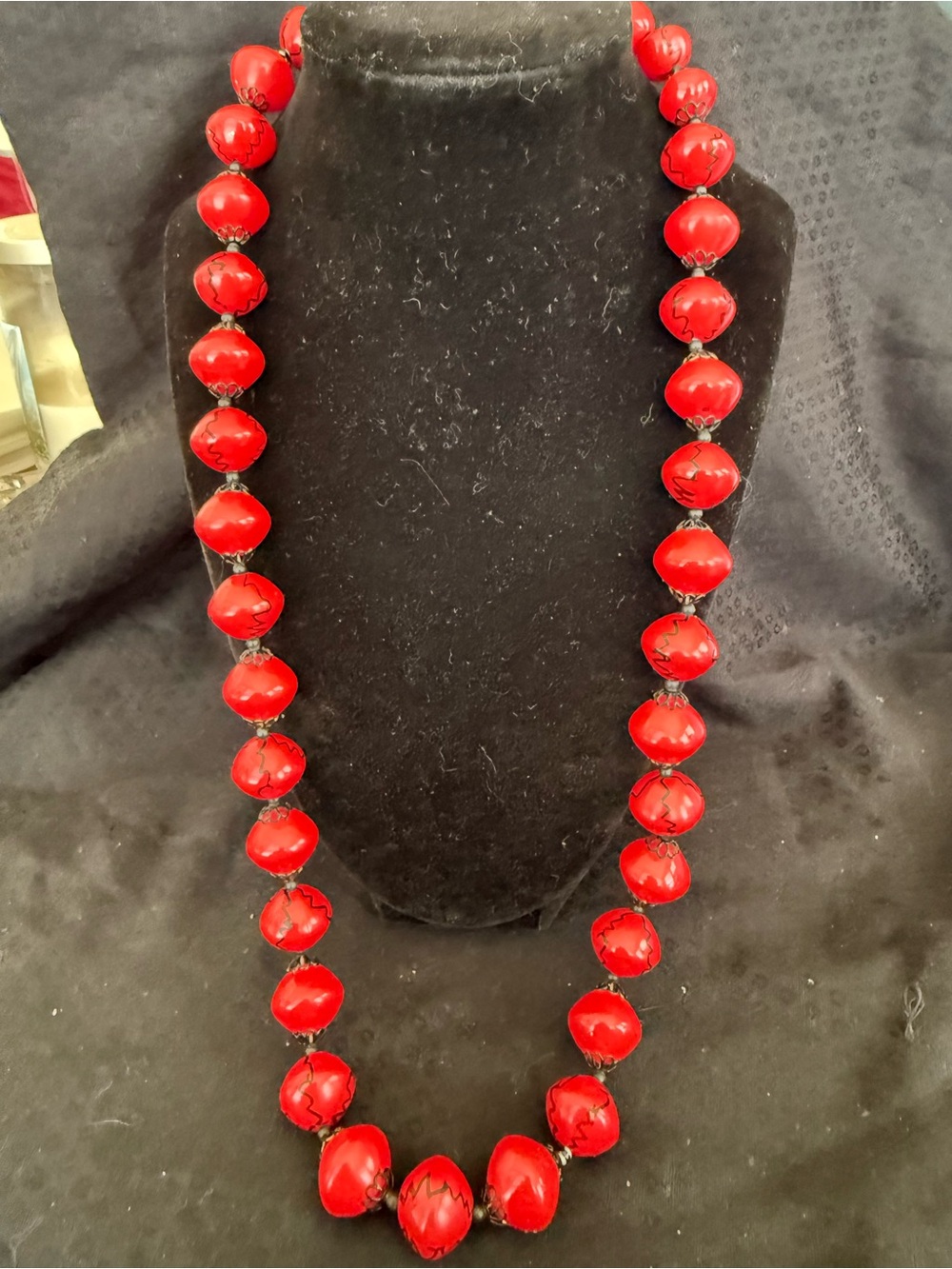ART DECOā Red Celluloid or Early Plastic Bead Necklace